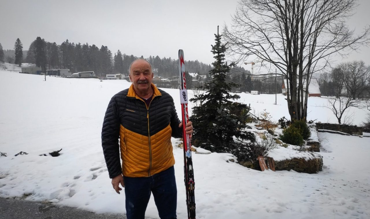 Francis Jacot n’est jamais loin de ses skis. Ici devant chez lui aux Petites-Crosettes. (Photo : Justin Paroz)