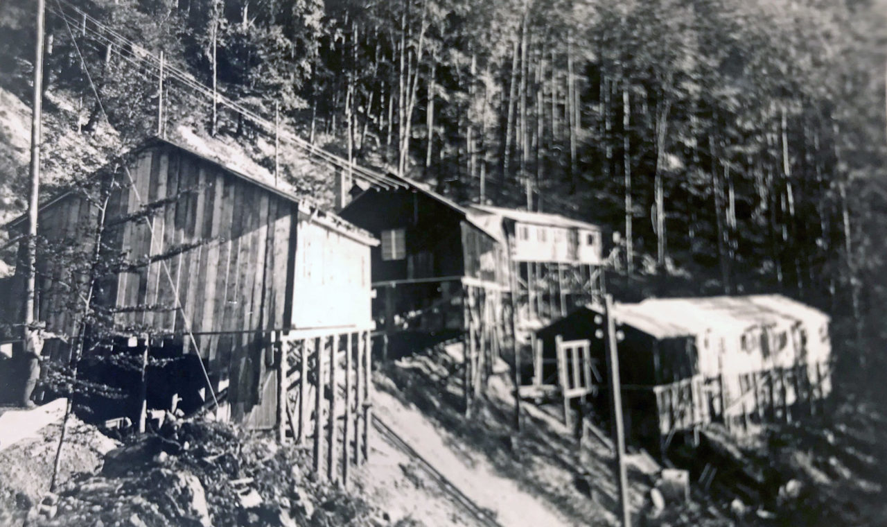 Des dizaines de baraques en bois, dont on voit ici les premières, composeront « le village » du Châtelot. (Photo : privée - jm)