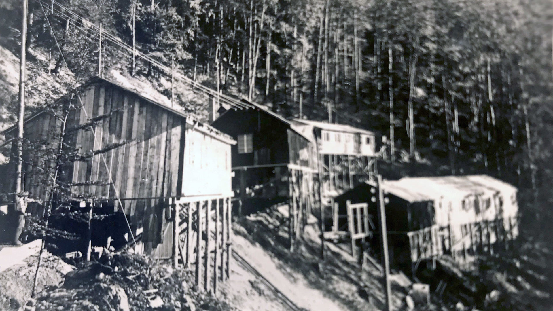 Des dizaines de baraques en bois, dont on voit ici les premières, composeront « le village » du Châtelot. (Photo : privée - jm)