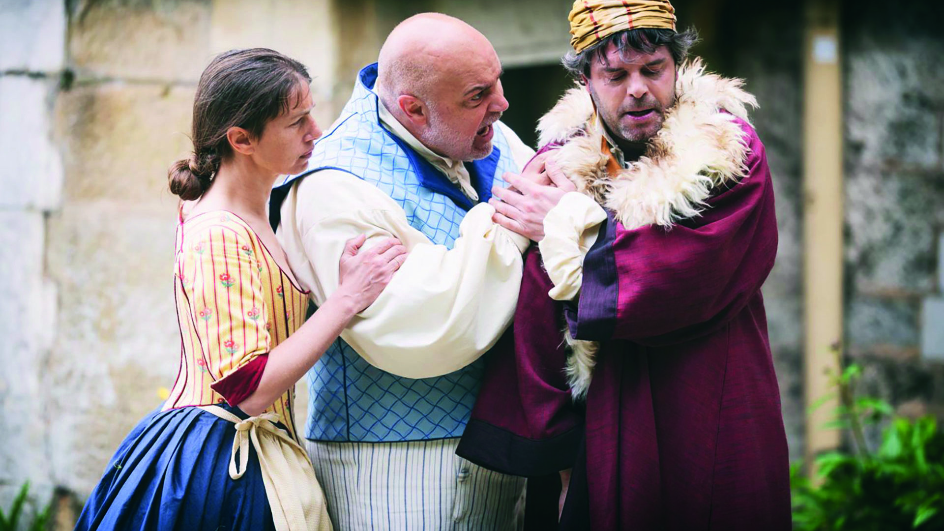 Fanny Pélichet est la reine, Suzon et Charlotte Corday. Enrique Medrano joue François, le roi et le bourgeois. Yannick Merlin passe de Julien à Marat. (Photo : Vincent Guignet)