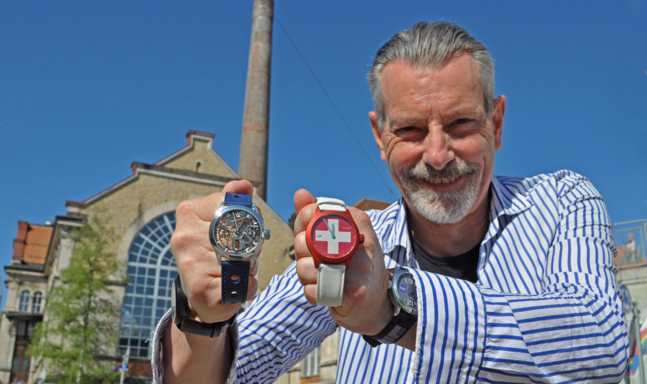 Alain Schneider pose avec les deux montres préférées de sa gamme devant l’usine eléctrique. (gs)