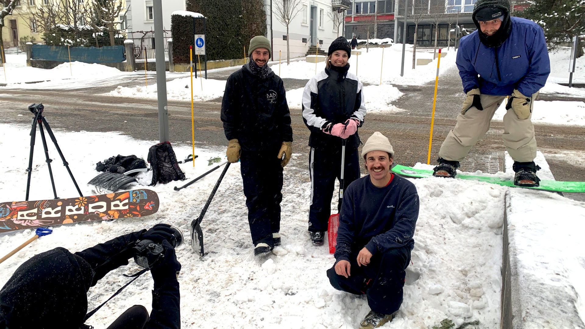 Joues rougies et regards réjouis ! Martina, Arnold, Yannick et Valentin ont tourné leur film dans le damier de l’urbanisme horloger, si propice au street snowboard ! (Photos : gs)