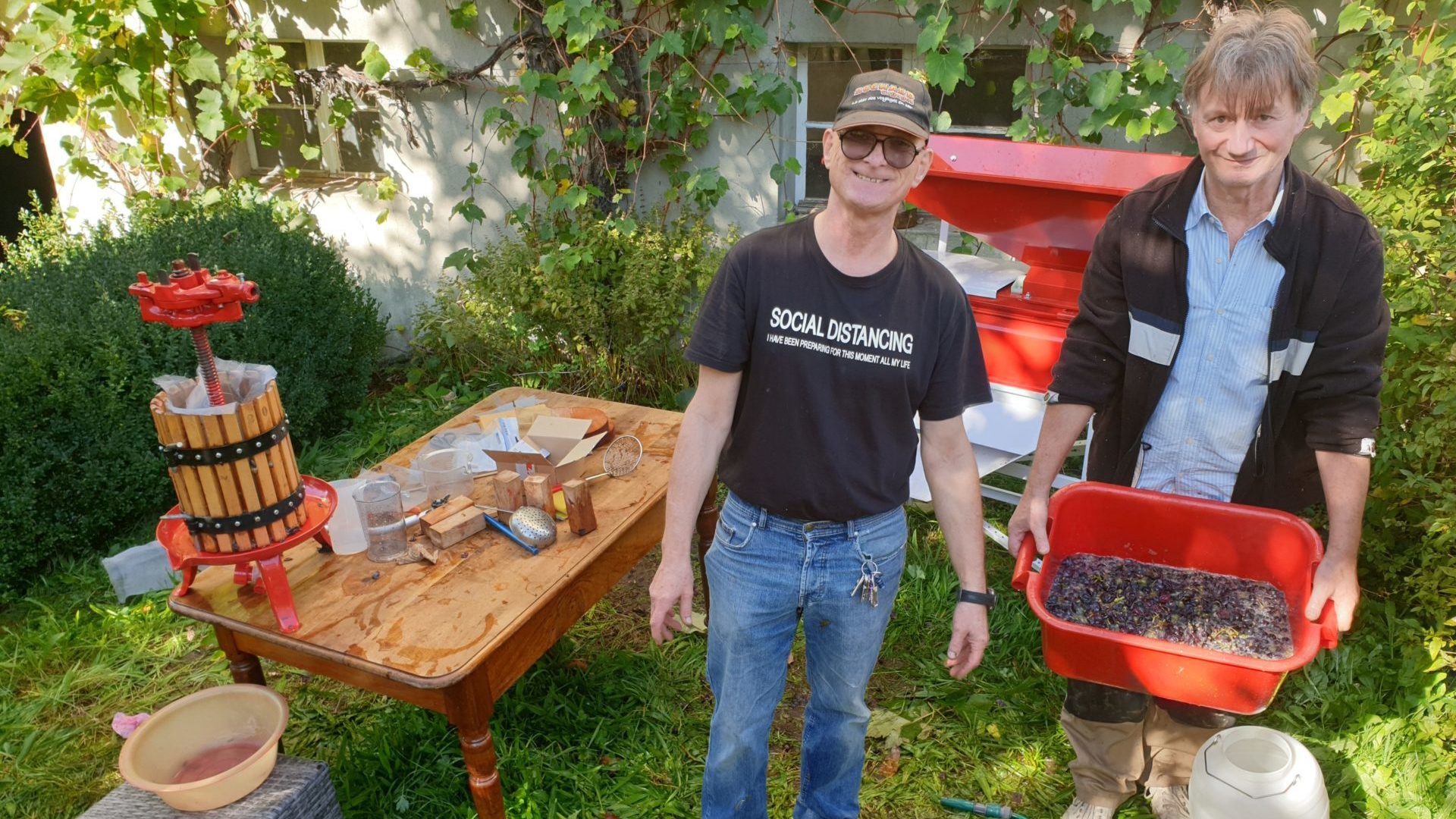 François Gerber et Mirko Buvac : vendanges amateures dans la bonne humeur ! (gs)
