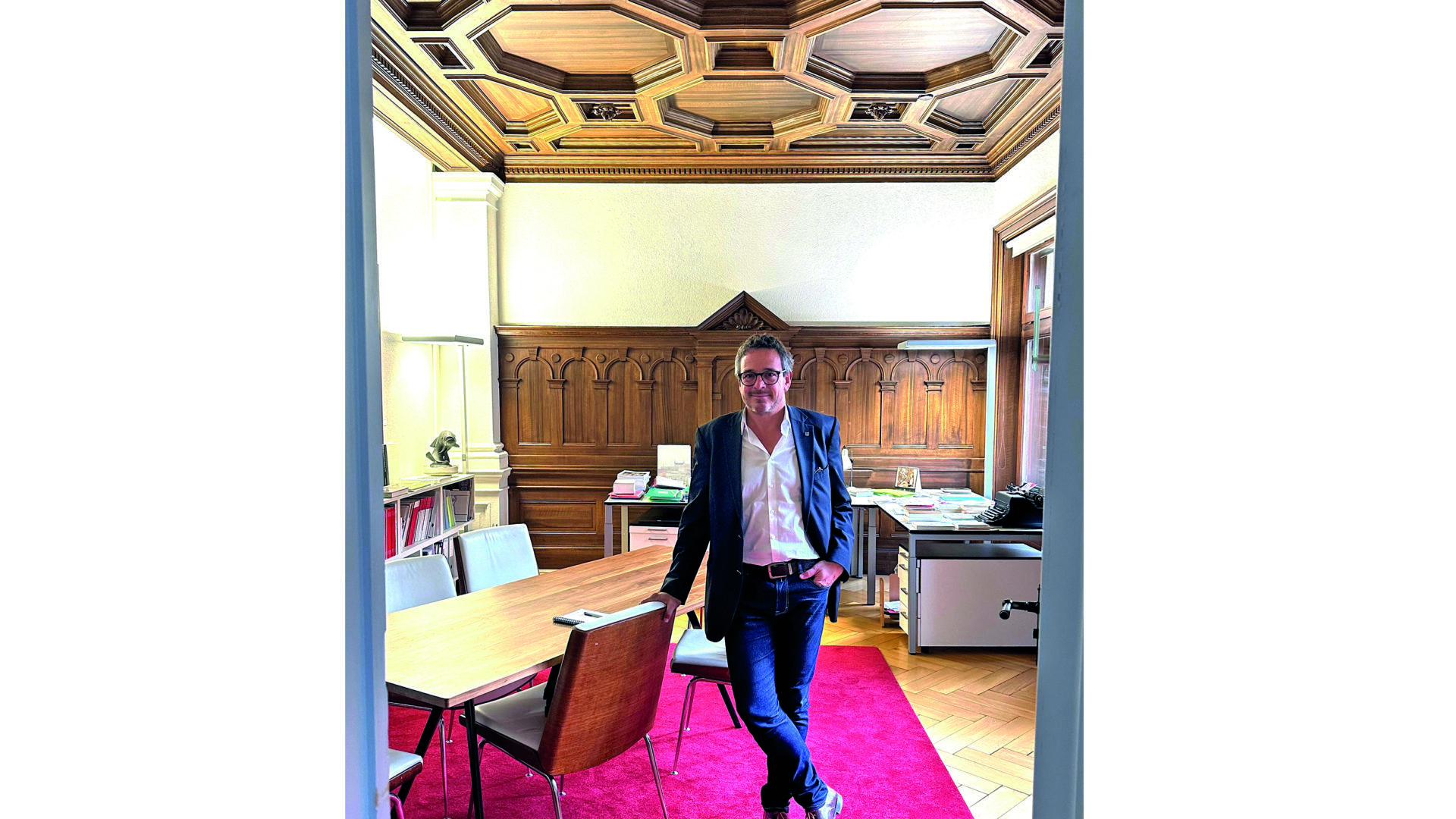 Théo Huguenin-Élie dans son bureau. Il a le souvenir « du poids de la fonction », à ses débuts, en 2013. (Photos gs)