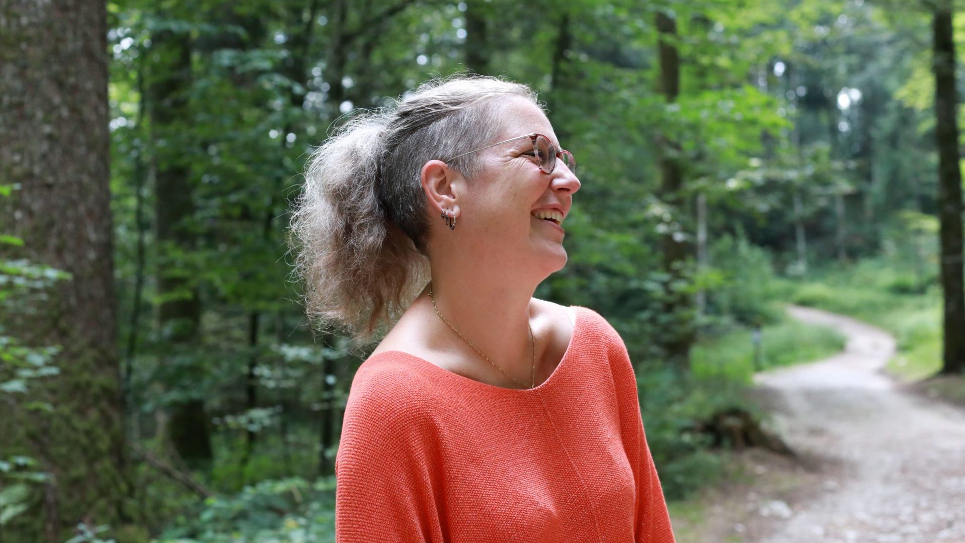 Myriam Wittwer et ses cheveux gris dans l’objectif de Ghislaine Heger.