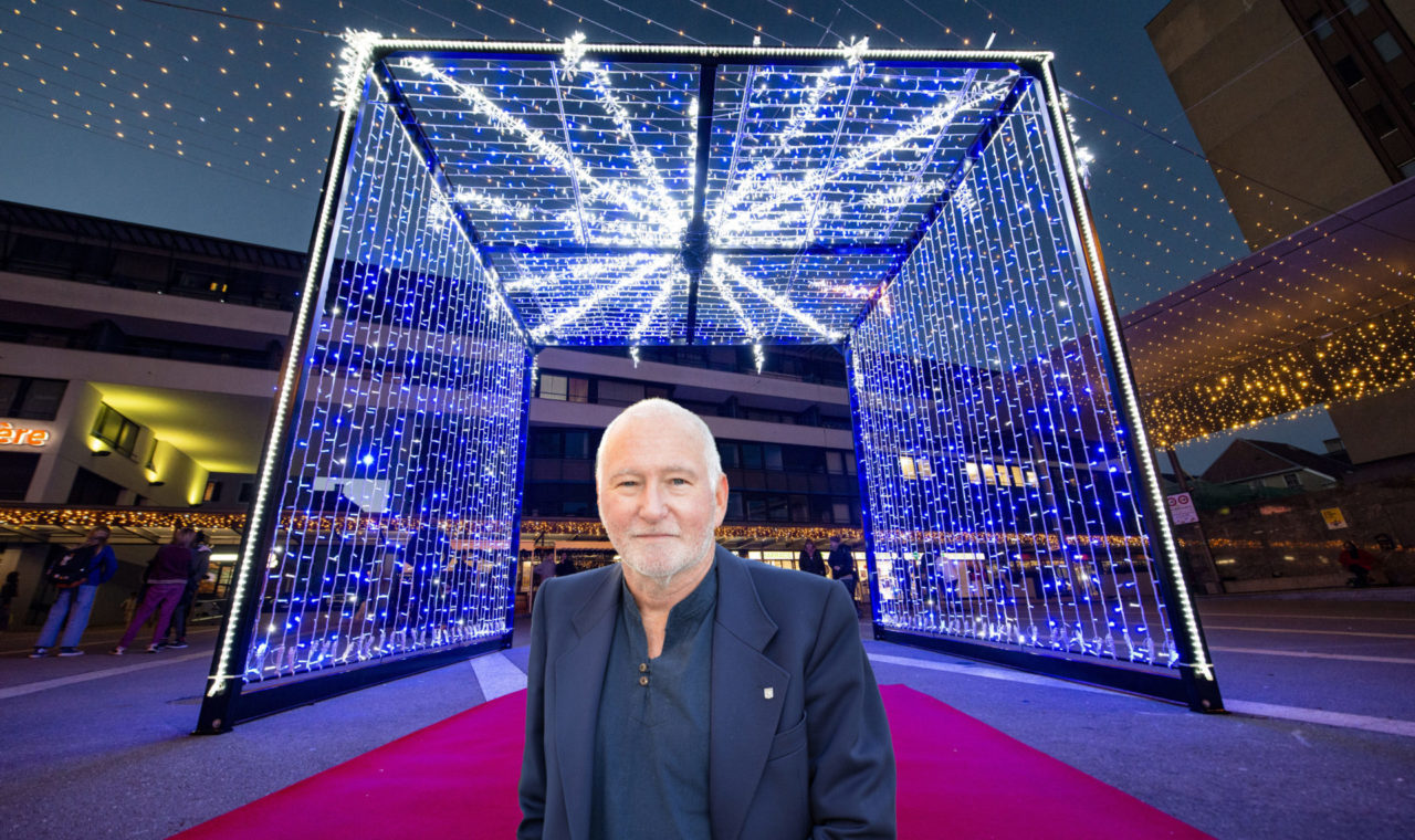 Patrick Hermann devant le cube de Noël de la Ville (photo montage/Le Ô)