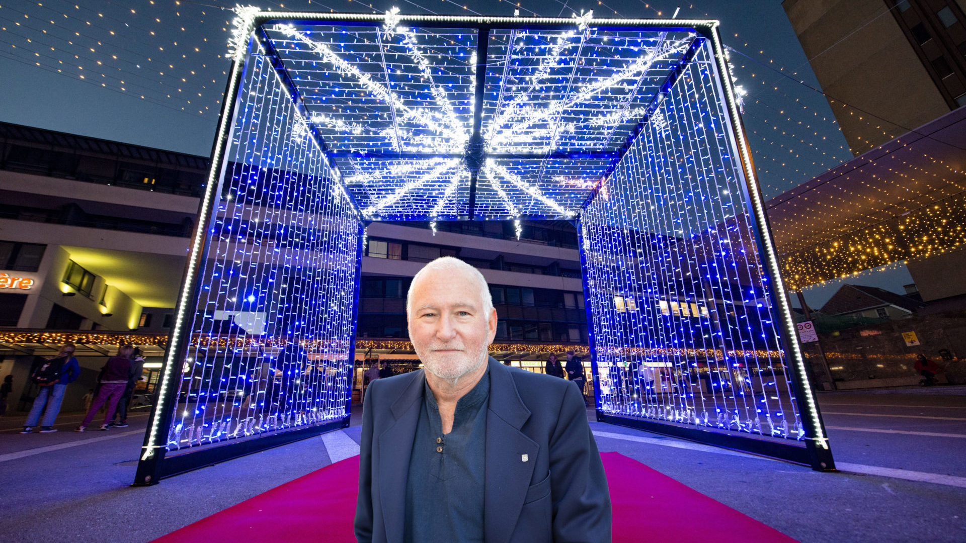 Patrick Hermann devant le cube de Noël de la Ville (photo montage/Le Ô)