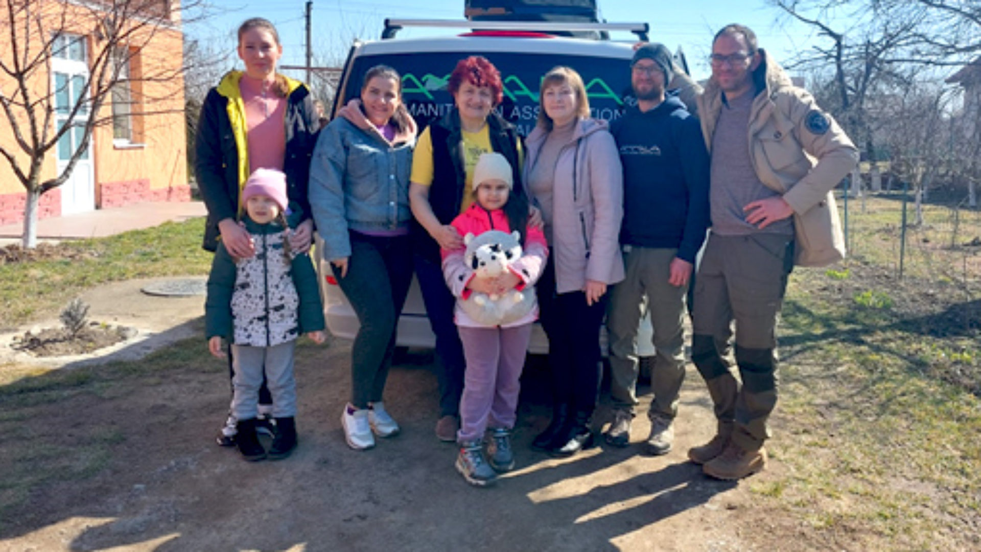Margarita et sa fille Alina, Anna, Maria (responsable de l’hébergement sur place) et la fille d’Anna, Arina. Puis Nataliia, Maurin et Damian Lavergnat (de g. à dr.)
(Photo privée)