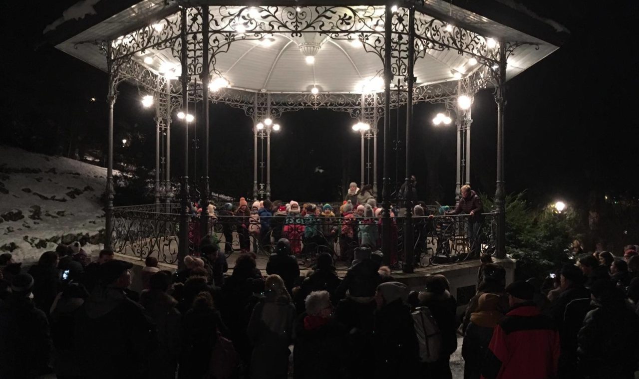 La fête se déroulera au parc des Crêtets. Ici en 2018 avec les chants des petits écoliers. (Photo : Ville CdF/AH)