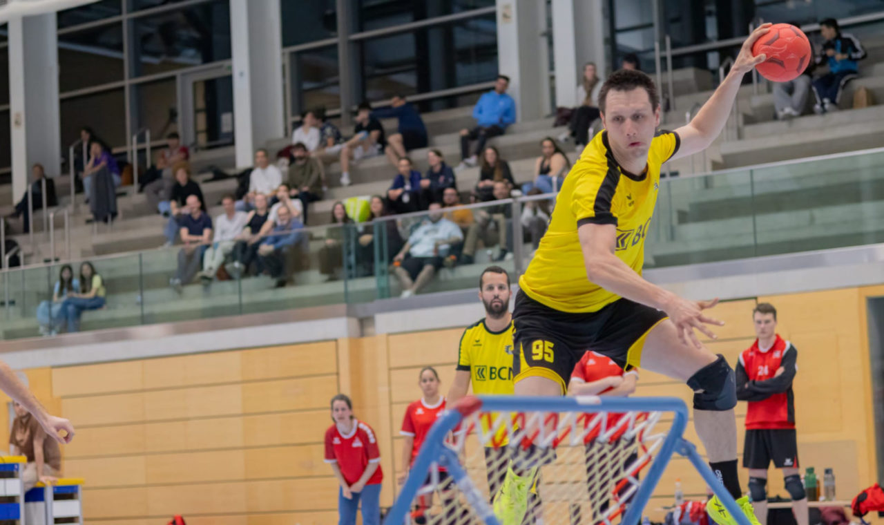 Guillaume Cuche dans le feu de l'action avec les Beehives. L'entraîneur-joueur chaux-de-fonnier 
a déjà connu les sommets de son sport en se classant quatrième aux championnats du monde 2023 avec l'équipe nationale.