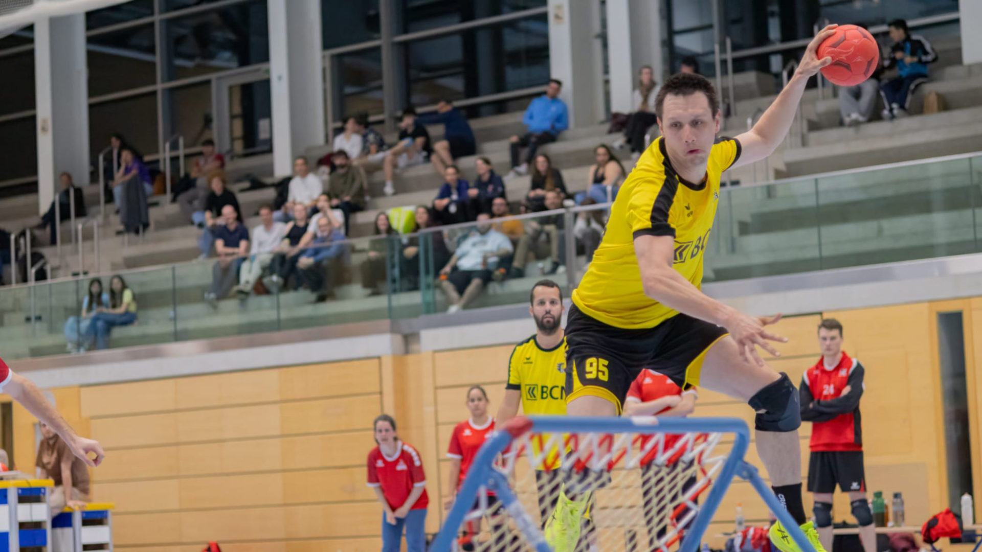 Guillaume Cuche dans le feu de l'action avec les Beehives. L'entraîneur-joueur chaux-de-fonnier 
a déjà connu les sommets de son sport en se classant quatrième aux championnats du monde 2023 avec l'équipe nationale.