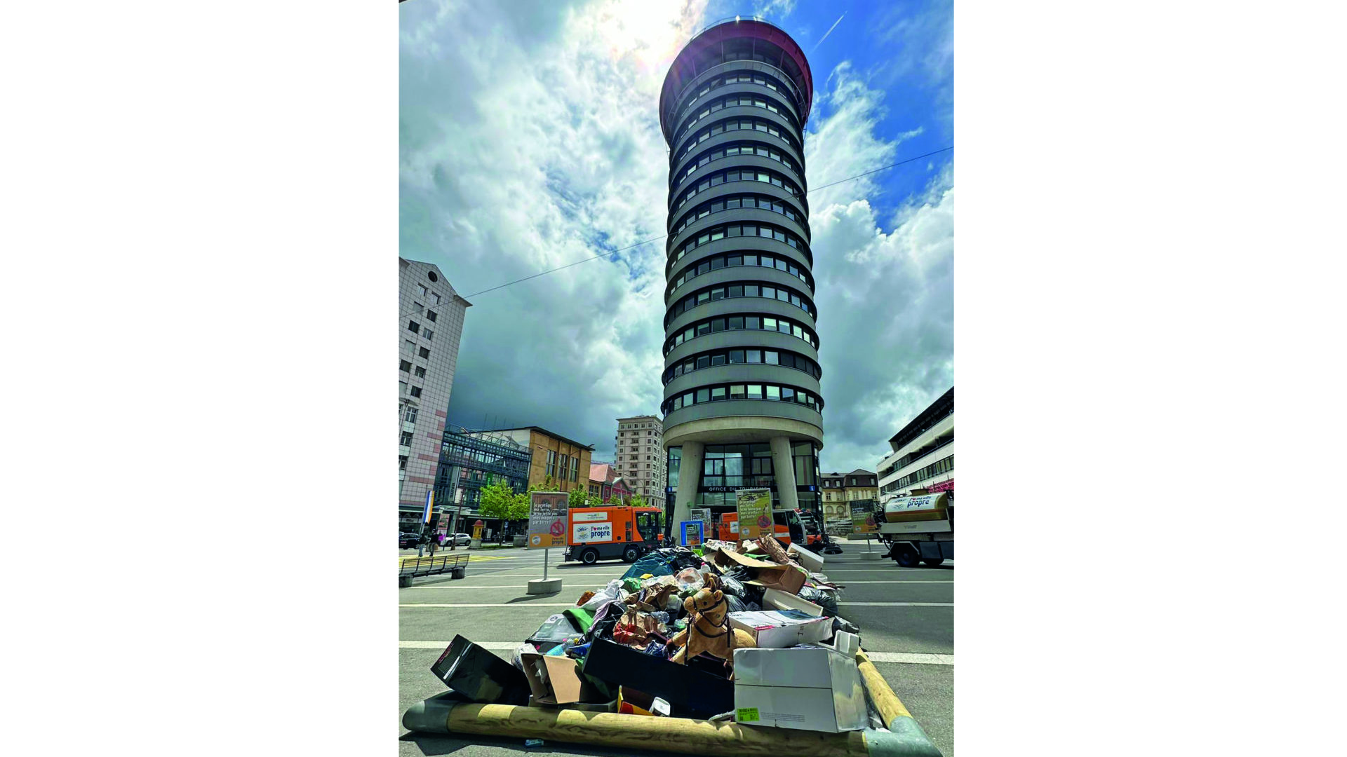 Stop aux déchets sauvages ! Départ choc pour la campagne de la Ville de La Chaux-de-Fonds, avec un tas place Espacité de la récolte d’un jour de littering ordinaire… (gs)