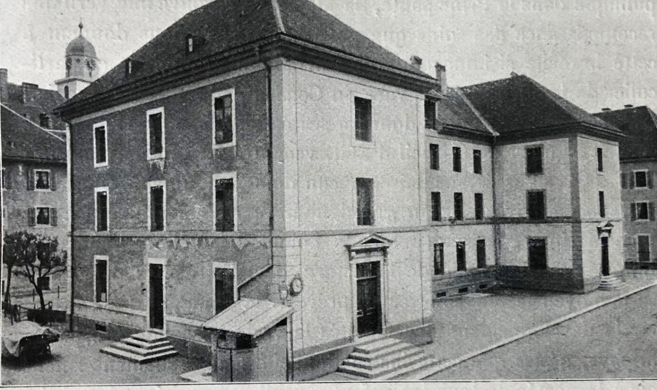 Le Collège des Marronniers construit en 1830 grâce à une somme allouée par le roi de Prusse à notre Canton. Les Autorités de la Ville, déjà à l’époque, durent insister pour en toucher une faible part…